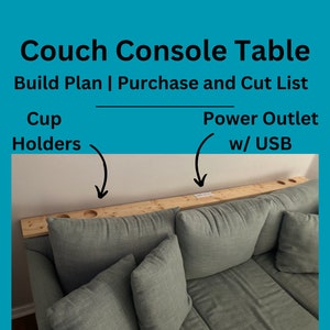 Könnte beinhalten: Ein Holz-Konsolentisch mit Getränkehaltern und einer Steckdose mit USB-Anschlüssen. Der Tisch ist an einer Wand über einem Sofa montiert.