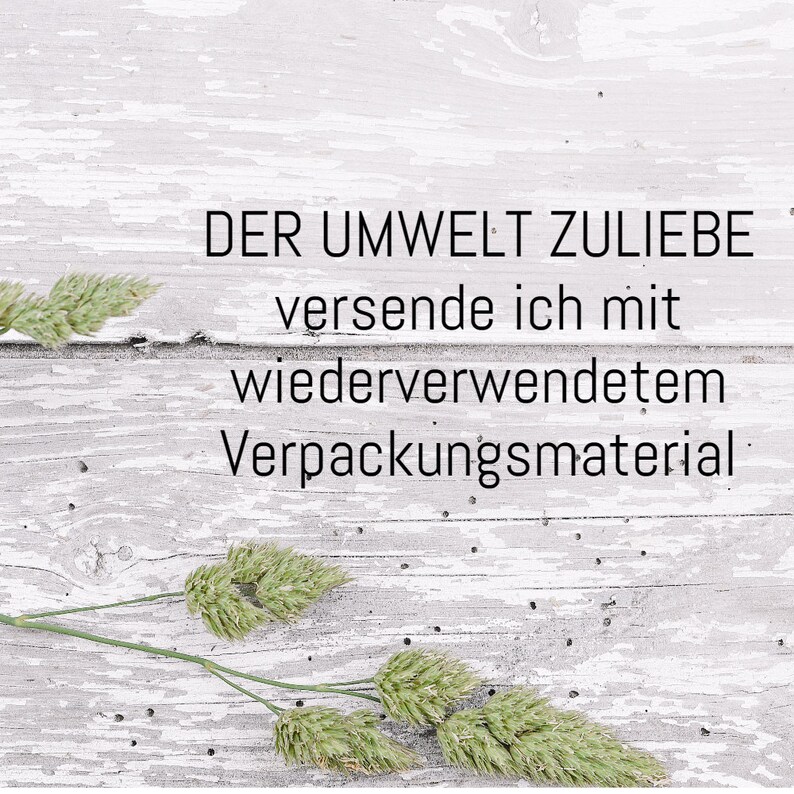 Puede incluir: Un fondo de madera blanqueada con una rama de hierba seca. El texto "DER UMWELT ZULIEBE versende ich mit wiederverwendetem Verpackungsmaterial" est&aacute; escrito en negro.