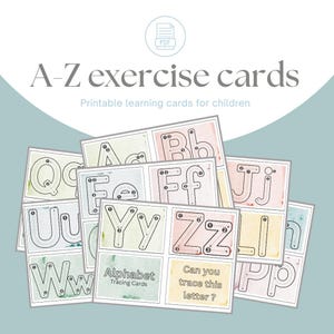 Könnte beinhalten: Ein Satz druckbarer Alphabet-Übungskarten für Kinder. Die Karten haben einen Aquarellhintergrund und eine gepunktete Linie zum Nachzeichnen jedes Buchstabens. Der Text auf den Karten lautet "Alphabet-Übungskarten" und "Kannst du diesen Buchstaben nachzeichnen?"