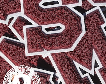 15 cm rödbrun och grå chenillefärgad Varsity Letterman-bokstävmärke, tillverkad i USA (tillgänglig från A till Ö)