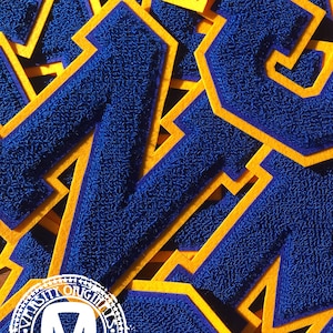 Parches con letras de chenilla de 6" de estilo universitario Letterman en azul real/dorado. Disponibles de la A a la Z. En existencia. Listos para enviar. FABRICADOS en EE. UU.