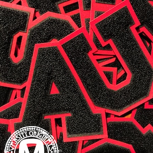 Parches con letras de chenilla de 6" de estilo universitario Letterman en negro y rojo escarlata. Disponibles de la A a la Z. En existencia. Listos para enviar. FABRICADOS en EE. UU.