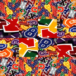 Pode incluir: Uma colagem de patches coloridos de letras e n&uacute;meros universit&aacute;rios em v&aacute;rias cores, incluindo vermelho, azul, amarelo e verde. Os patches s&atilde;o feitos de feltro e t&ecirc;m uma borda costurada. A imagem &eacute; um close-up dos patches.