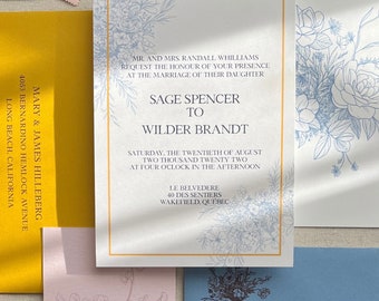 Op de afbeelding: Een huwelijksuitnodigingsset met een blauw bloemenontwerp. De uitnodigingskaart bevat de tekst "Sage Spencer to Wilder Brandt" en de datum "Zaterdag, twintigste augustus tweeduizend tweeëntwintig". De RSVP-kaart heeft een bloemenontwerp en de tekst "Kindly Reply".