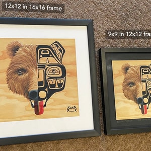 K&ouml;nnte beinhalten: Zwei gerahmte Drucke eines B&auml;ren mit einem indianischen Design auf der einen H&auml;lfte seines Gesichts. Der kleinere Druck ist 9x9 Zoll in einem 12x12 Zoll Rahmen. Der gr&ouml;&szlig;ere Druck ist 12x12 Zoll in einem 16x16 Zoll Rahmen. Beide Drucke sind auf einem Holzgrund und tragen die Unterschrift des K&uuml;nstlers unten rechts.