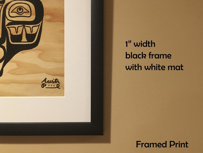K&ouml;nnte beinhalten: Gerahmter Druck eines stilisierten Schwarzwei&szlig;bildes auf Holzgrund. Der Druck ist mit einem 2,5 cm breiten schwarzen Rahmen und einem wei&szlig;en Passepartout gerahmt. Der Text "Framed Print" ist unterhalb des Bildes sichtbar.