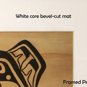 K&ouml;nnte beinhalten: Gerahmter Druck eines schwarz-wei&szlig;en stilisierten Designs auf hellem Holzgrund. Das Design zeigt ein stilisiertes Tier mit einem gro&szlig;en Kopf und einem geschwungenen K&ouml;rper. Der Text "White core bevel-cut mat" befindet sich &uuml;ber dem Bild und "Framed Print" unter dem Bild.