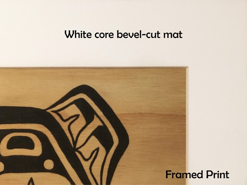 K&ouml;nnte beinhalten: Gerahmter Druck eines schwarz-wei&szlig;en stilisierten Designs auf hellem Holzgrund. Das Design zeigt ein stilisiertes Tier mit einem gro&szlig;en Kopf und einem geschwungenen K&ouml;rper. Der Text "White core bevel-cut mat" befindet sich &uuml;ber dem Bild und "Framed Print" unter dem Bild.