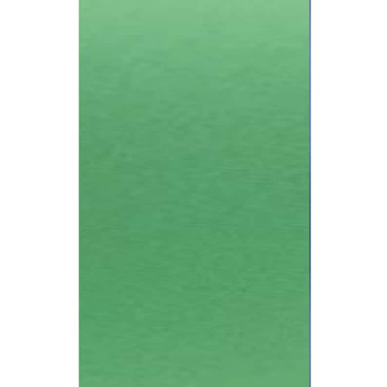 Pu&ograve; includere: Un campione di tessuto verde solido. Il tessuto ha una texture sottile.