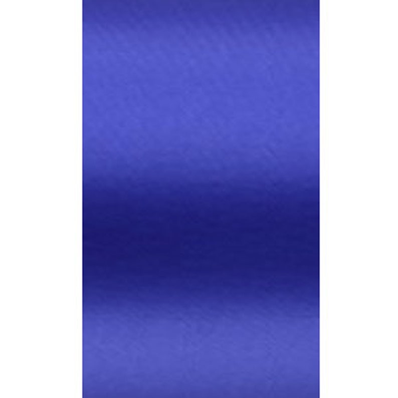 Pu&ograve; includere: Un campione di tessuto blu tinta unita. Il tessuto ha una superficie liscia e leggermente testurizzata.