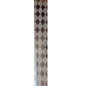 Pu&ograve; includere: Una lunga e stretta striscia rettangolare con un motivo a rombi ripetuto. Il design &egrave; composto da un'alternanza di rombi in legno marrone scuro e rombi grigio chiaro, testurizzati e maculati, disposti in una colonna verticale.
