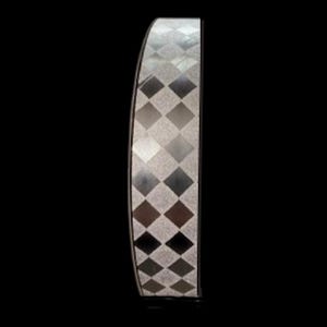 Pu&ograve; includere: Un oggetto verticale curvo caratterizzato da un motivo a rombi ripetuto in tonalit&agrave; alternate di argento, grigio e antracite scuro. La superficie ha un aspetto metallico testurizzato con una forma ad arco distinta, su uno sfondo nero.