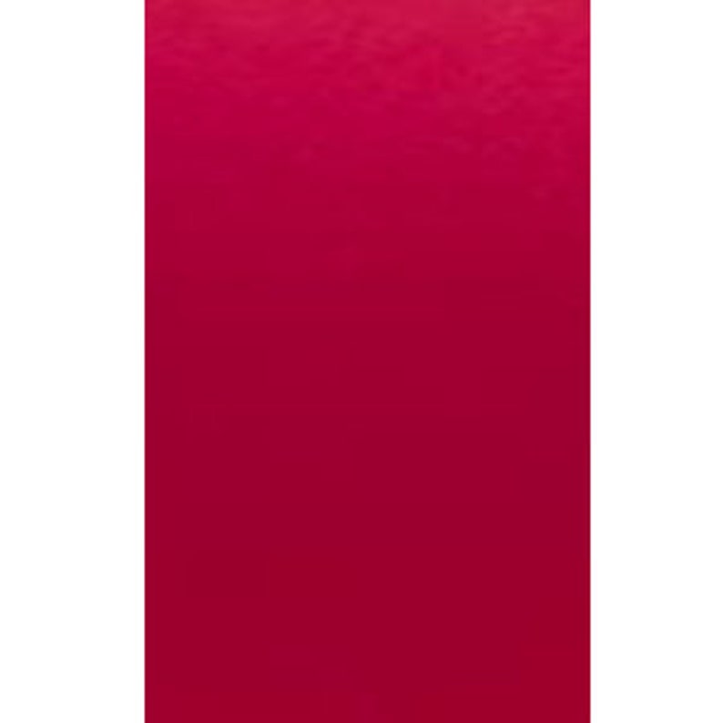 Pu&ograve; includere: Un campione di tessuto rosso cremisi solido. Il tessuto ha una trama liscia e uniforme.