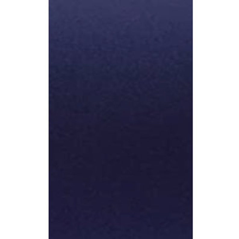 Pu&ograve; includere: Un campione di tessuto blu scuro tinta unita.