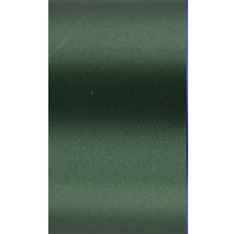Pu&ograve; includere: Un campione di tessuto verde scuro con una texture sottile. Il tessuto ha una superficie liscia e uniforme e un colore verde scuro intenso.