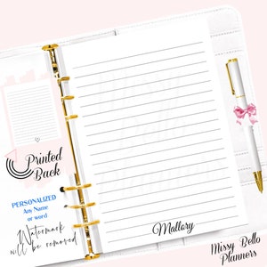 Può includere: Un'agenda bianca con anelli dorati e una penna bianca con un fiocco rosa. L'agenda ha una pagina rigata con la parola "Mallory" scritta in basso. L'agenda ha anche un adesivo rosa e bianco che dice "Printed Back" e un adesivo che dice "Personalized Any Name or Word Watermark will be removed".
