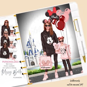 Może przedstawiać: Cyfrowa ilustracja przedstawiająca dwie osoby ubrane w ubrania z motywem Myszki Miki przed Zamkiem Kopciuszka w Walt Disney World. Kobieta ma na sobie czarną bluzę z głową Myszki Miki i różowy plecak z kokardką. Dziewczynka ma na sobie różową bluzę z głową Myszki Miki i różowy plecak z kokardką. Tekst "Best Day Ever" znajduje się na tabliczce, którą trzyma dziewczynka. Tekst "#Disneymom" znajduje się na plecaku kobiety.