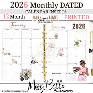 以下が含まれることがあります： 2026年版の月間カレンダーインサート、ゴールドのスパイラルバインディング。カレンダーは、特別な日のための装飾的なステッカーが付いた1月のレイアウトが特徴です。「12ヶ月」、「ダークとライト」、および「印刷」というテキストが含まれています。