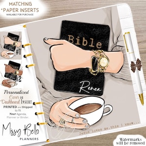 Peut inclure: Une couverture de planificateur avec une illustration de Bible, une montre dorée et une tasse de café. La couverture comprend le texte "Bible" et "Renea". Le planificateur a des anneaux dorés et un stylo avec un nœud.