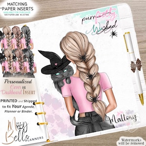 Könnte beinhalten: Ein personalisierter Planer-Dashboard-Einsatz mit einer Illustration einer Person mit langem blonden Zopf, die ein rosa Oberteil und eine schwarze Hose trägt und eine schwarze Katze mit Hexenhut hält. Das Design enthält Spinnen, den Text purrfectly Wicked und einen weißen Stift.