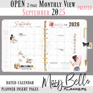 Op de afbeelding: Een witte 2-pagina's maandoverzicht planner insert voor september 2025, met gouden accenten. De planner bevat illustraties en tekst, zoals "Sweet Life" en "Truck Driver Appreciation Week". Een pen met een zwarte strik is ook inbegrepen.