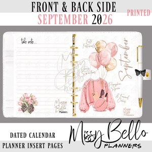 Op de afbeelding: Een planner inlegvel voor september 2026, met een roze en gouden thema. Het ontwerp bevat illustraties van ballonnen, een trui en een handtas. Tekst omvat "Fall Festivals", "Pumpkin Spice" en "Funnel Cakes". De planner is gelabeld "Missy Bello Planners".