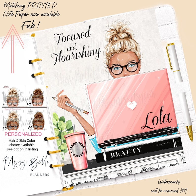 K&ouml;nnte beinhalten: Ein wei&szlig;er Planer mit einer goldenen Spiralbindung. Der Umschlag zeigt eine digitale Illustration einer Frau mit blonden Haaren, die eine Brille und ein blaues Hemd tr&auml;gt. Sie sitzt an einem Schreibtisch mit einem Laptop, auf dem "Beauty" steht, und einer Kaffeetasse, auf der "Starbucks" steht. Der Text "Focused and Flourishing" befindet sich oben auf dem Planer. Der Text "Lola" befindet sich auf dem Laptop-Bildschirm. Der Text "Watermarks will be removed" befindet sich unten auf dem Planer.