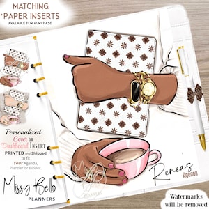 Puede incluir: Un inserto de agenda con una mano de piel morena señalando un cuaderno blanco con estampado floral marrón, y otra mano sosteniendo una taza de té rosa. Un bolígrafo blanco con un lazo marrón está sujeto al lateral de la agenda.