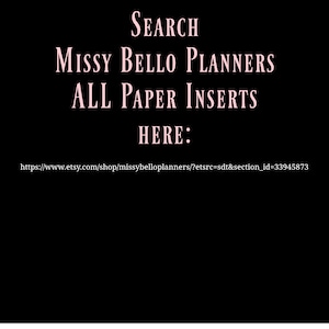 K&ouml;nnte beinhalten: Rosa Text auf schwarzem Hintergrund lautet "SEARCH MISSY BELLO PLANNERS ALL PAPER INSERTS HERE: https://www.etsy.com/shop/missybelloplanners/?etsrc=sdt&section_id=33945873"