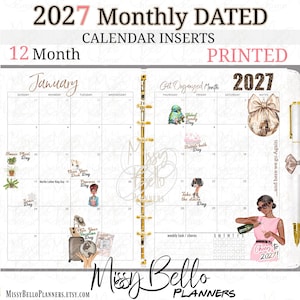 Könnte beinhalten: Ein 2027 monatlich datierter Kalendereinlagensatz mit einer Doppelseite für Januar. Das Layout enthält ein Raster mit Tagesfeldern, dekorative Illustrationen von Pflanzen, eine Discokugel und eine Person mit einer Flasche. Der Text umfasst 2027 Monthly DATED CALENDAR INSERTS, January und verschiedene Feiertagsbezeichnungen.