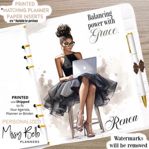 K&ouml;nnte beinhalten: Eine Planerseite mit einer Illustration einer Person mit Hochsteckfrisur und Brille, die ein schwarzes Neckholder-Top und einen Lagenrock tr&auml;gt und auf einem Hocker sitzt, w&auml;hrend sie einen Laptop benutzt. Der Text lautet Balancing power with Grace und Renea.