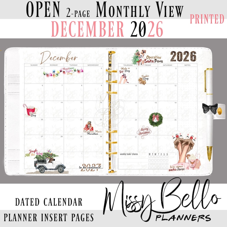 Op de afbeelding: Een witte 2-pagina's maandoverzicht planner insert voor december 2026, met gouden accenten. De planner bevat decoratieve illustraties en tekst, zoals "Christmas Lights Day" en "Merry Christmas!". De planner bevat ook een pen en een strik.