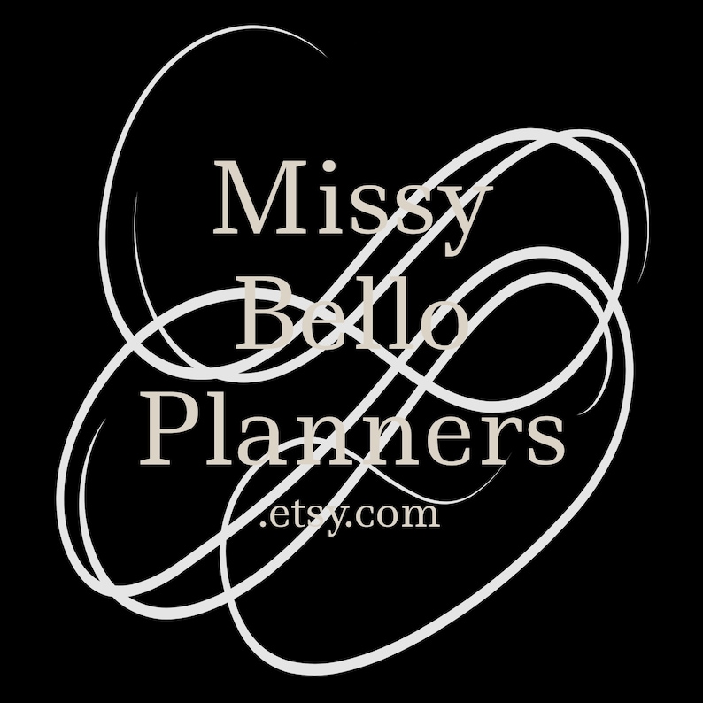 K&ouml;nnte beinhalten: Wei&szlig;er kursiv geschriebener Text auf schwarzem Hintergrund lautet "Missy Bello Planners .etsy.com". Der Text ist von wei&szlig;en Wirbeln umgeben.