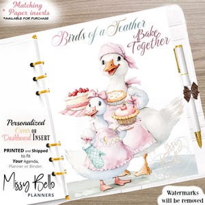Op de afbeelding: Een plannerinzet met een grillige illustratie van twee ganzen met roze schorten en koksmutsen, die gebak vasthouden. De tekst "Birds of a Feather Bake Together" staat boven de ganzen. Een pen met een decoratieve strik staat rechts.