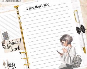 Puede incluir: Una página de inserción para agenda con anillas doradas que presenta el texto & then there's 'this' en la parte superior. La página incluye un gráfico de una persona con el pelo corto sosteniendo un teléfono y una taza, un bloc de notas lateral y un bolígrafo blanco con un lazo negro.
