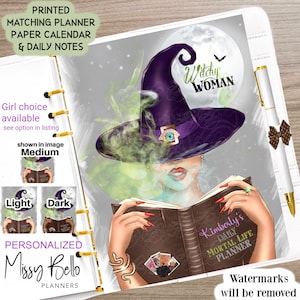 Könnte beinhalten: Ein bedruckter Planer-Umschlag mit einer Hexe mit einem lila Hut und grünem Rauch. Die Hexe hält ein Buch, auf dem "Kimberly's Daily Mortal Life Planner" steht. Der Text "Witchy Woman" ist in goldenen Buchstaben über dem Kopf der Hexe geschrieben.
