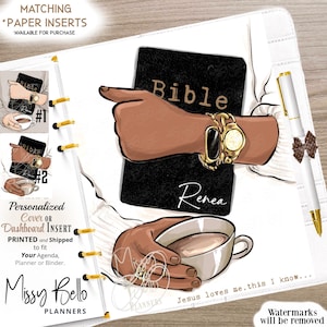 Könnte beinhalten: Weißer Planer mit goldenen Akzenten, mit einer Illustration einer schwarzen Bibel mit goldener Schrift, einer Hand, die darauf zeigt, und einer Hand, die eine Kaffeetasse hält. Ein goldener Stift mit einer Schleife ist ebenfalls sichtbar. Der Text lautet "Bible" und "Renea".