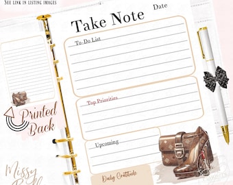 Puede incluir: Una página de inserción para agenda con una sección Take Note que incluye áreas rayadas para To-Do List, Top Priorities y Upcoming. El diseño presenta ilustraciones de un bolso marrón con estampado, un zapato de tacón y un labial con un bolígrafo.