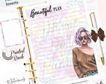 Puede incluir: Una hoja de notas para planificador con el texto Beautiful Plan, un fondo floral y la ilustración de una persona con pelo corto morado, gafas de sol y un suéter marrón. Se incluyen un bolígrafo blanco y un lazo marrón.