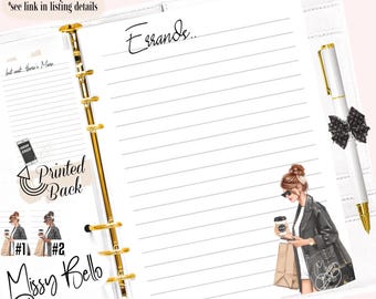 Puede incluir: Un inserto de agenda con anillas doradas que muestra la palabra Errands en la parte superior de papel rayado. Una ilustración de una persona con blazer negro sosteniendo un café y una bolsa de compras aparece en la página. Un bolígrafo blanco con un lazo negro está sujeto al lado.