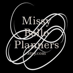 K&ouml;nnte beinhalten: Wei&szlig;er kursiv geschriebener Text auf schwarzem Hintergrund lautet "Missy Bello Planners .etsy.com". Der Text ist von wei&szlig;en Wirbeln umgeben.