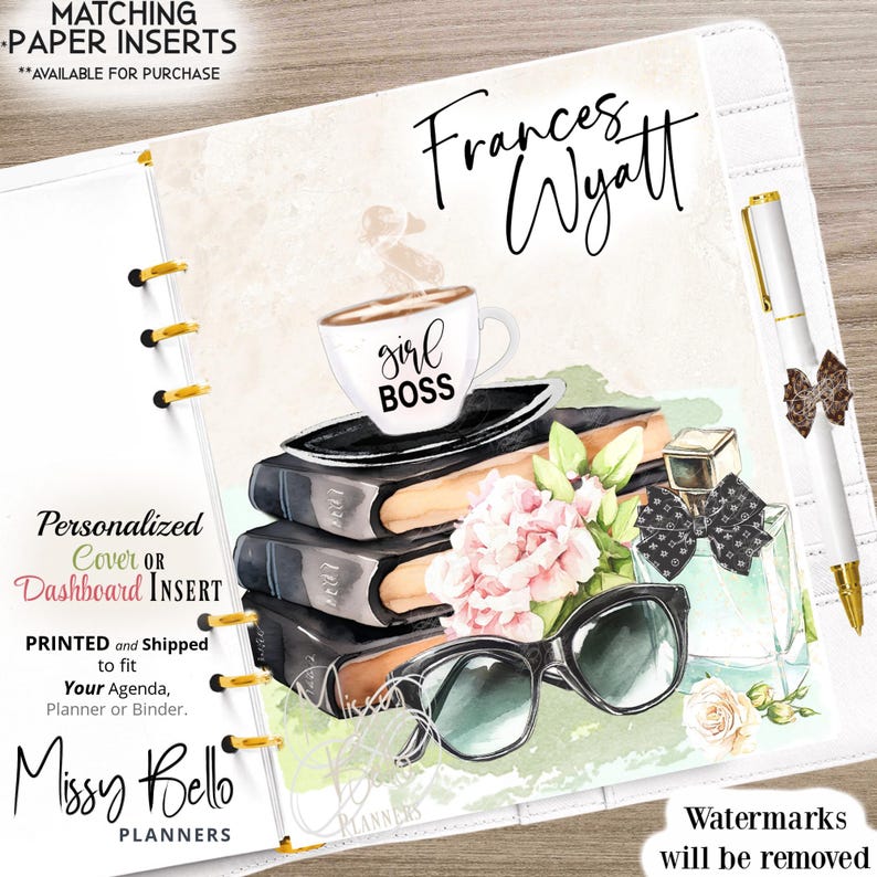 Puede incluir: Una hoja de inserci&oacute;n personalizada para agenda con una pila de tres libros coronada por una taza de caf&eacute; con la etiqueta girl boss, un frasco de perfume con un lazo negro, flores rosas y gafas negras. El nombre Frances Wyatt est&aacute; en letra negra.