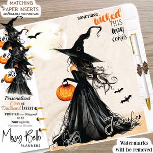 Könnte beinhalten: Ein Halloween-Planer-Cover mit einer Hexe in einem schwarzen Kleid und Hut, die einen geschnitzten Kürbis hält. Die Worte "Something Wicked This Way Comes" stehen über der Hexe. Der Planer ist mit dem Namen "Jennifer" personalisiert.