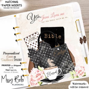 Può includere: Inserto per planner con un design di borsa nera, una tazza di caffè con la scritta "Blessed" e il testo "Yes, Jesus Loves me". L'inserto include una penna con un fiocco e il testo "Missy Bello Planners".