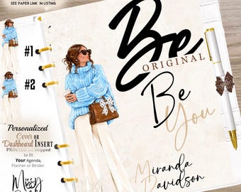 Może przedstawiać: Okładka planera z napisem "Be Original, Be You" czarnym pismem. Okładka przedstawia ilustrację kobiety w niebieskim swetrze i białych spodniach, trzymającej filiżankę kawy i brązową torebkę. Widoczny jest również długopis z kokardą.