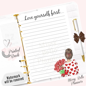 Könnte beinhalten: Eine weiße Planerseite mit liniertem Papier und dem Text "Love yourself first" oben. Die Seite ist Teil eines Ringbuches. Eine Frau mit einem roten Herzmusterpullover und einem Strauß roter Rosen ist rechts auf der Seite abgebildet. Der Text "Missy Bello Planners" befindet sich unten auf der Seite.
