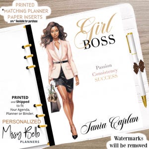Puede incluir: Una cubierta de agenda blanca con una ilustración en negro y dorado de una mujer con un blazer rosa y falda negra. El texto "Girl Boss" está escrito en letras cursivas negras. El texto "Passion Consistency SUCCESS" está escrito en letras doradas. El texto "Tania Caplan" está escrito en letras cursivas negras. El texto "Watermarks will be removed" está escrito en letras negras.
