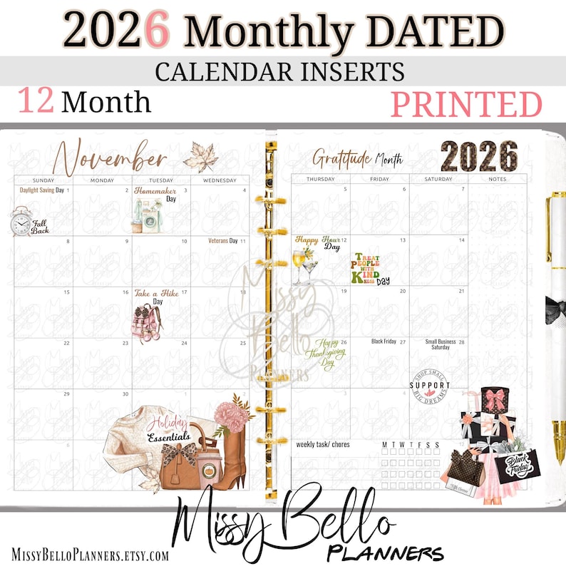 Op de afbeelding: 2026 maandelijks gedateerde kalenderinvoegsels met een 12-maanden lay-out. De gedrukte planner heeft een november spread met decoratieve elementen en de tekst "Holiday Essentials". De planner bevat een gouden pen en een zwarte strik.