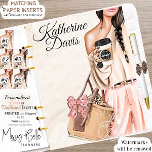 Könnte beinhalten: Ein personalisierter Planer-Einleger mit einer Illustration einer Person mit seitlichem Zopf, die einen Kaffeebecher hält, ein beiges Oberteil und eine rosa Hose trägt, eine beige Tragetasche mit rosa Schleife und einen weißen Stift mit brauner Schleife.