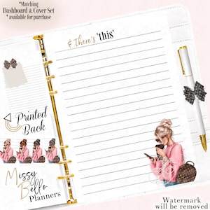 Può includere: Una pagina di agenda a righe bianca con un meccanismo di rilegatura ad anelli in metallo dorato. La pagina include il testo & there's 'this' in alto e un'illustrazione di una persona con un maglione rosa che tiene un caffè e un telefono.